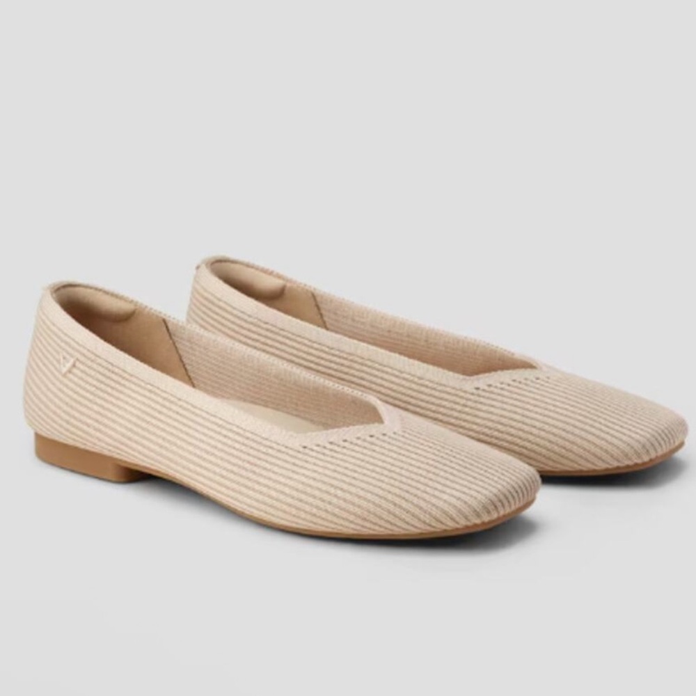 NWT Vivaia Women's Almond Margot 2.0
Square-Toe V-Cut Flats